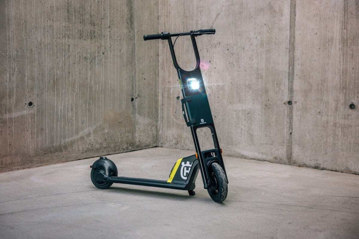 Patinete elétrico Skutta preto amarelo de frente estático no estúdio.jpg