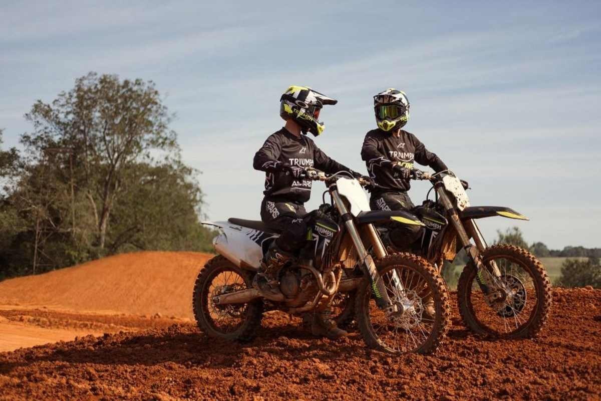 Triumph TF 250 X motocross pretas com detalhe verde de frente estáticas na terra.jpg