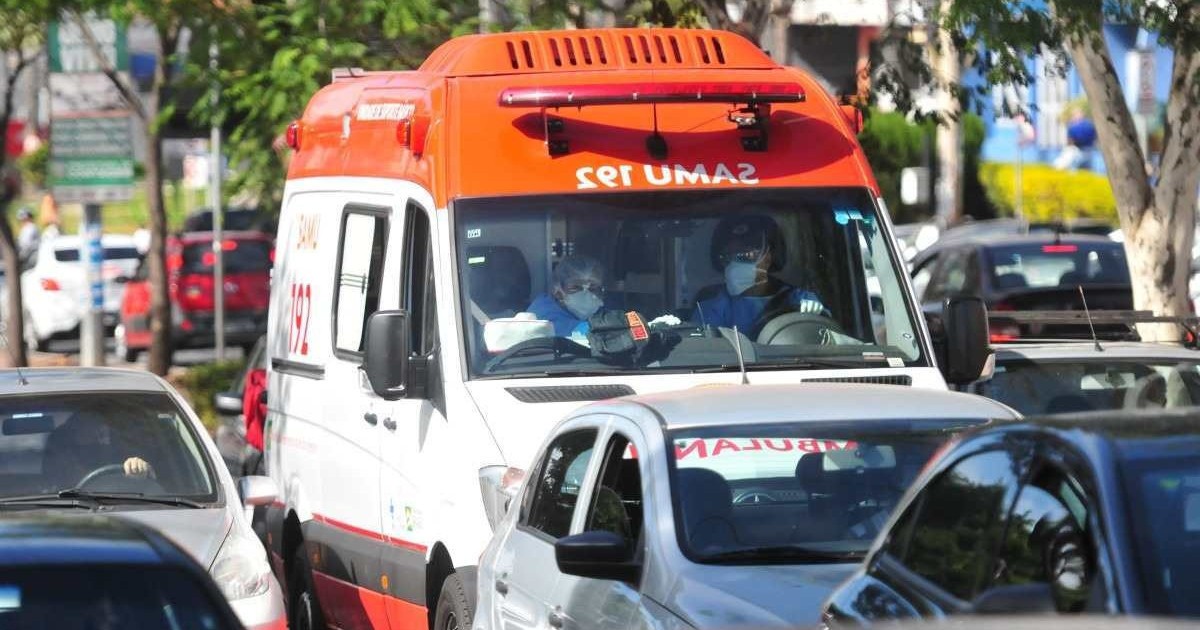 Devo furar o sinal vermelho para dar passagem a uma ambulância?