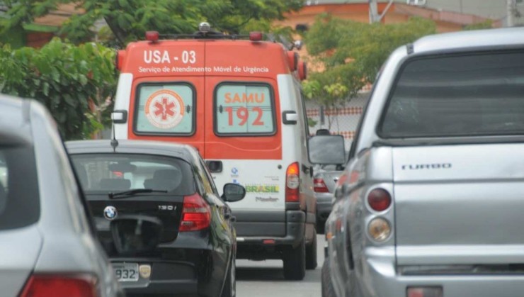 Devo furar o sinal vermelho para dar passagem a uma ambulância?
