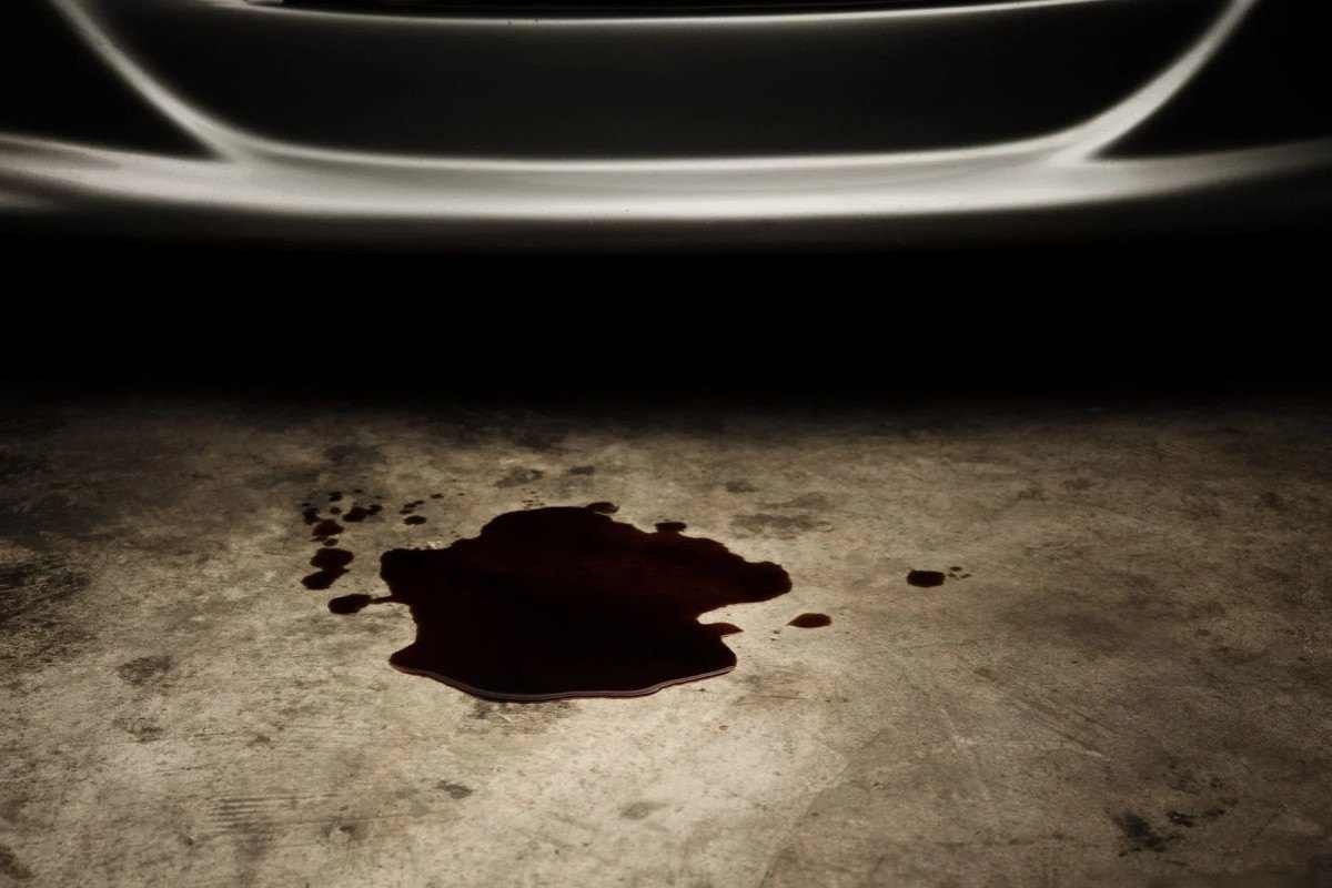 Óleo do motor vazamento chão da garagem parte do para-choque do carro