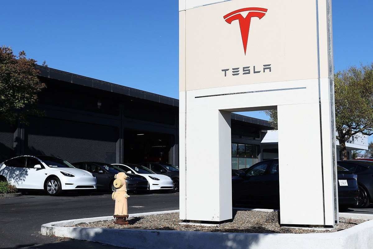 Tesla convoca recall por falhas no sistema de piloto automático