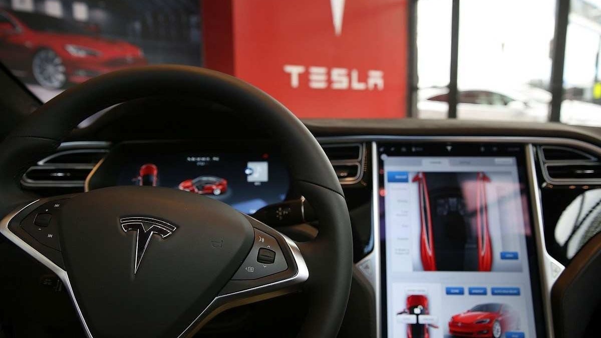 A Tesla permite que o dono possa "conduzir" o veículo a metros de distância