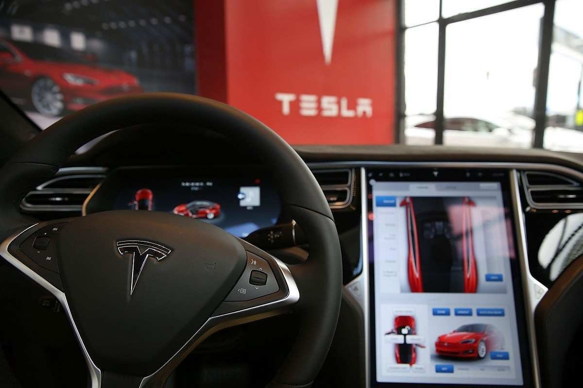 O interior de um veículo Tesla é visto estacionado em um novo showroom e centro de serviços da Tesla em Red Hook.