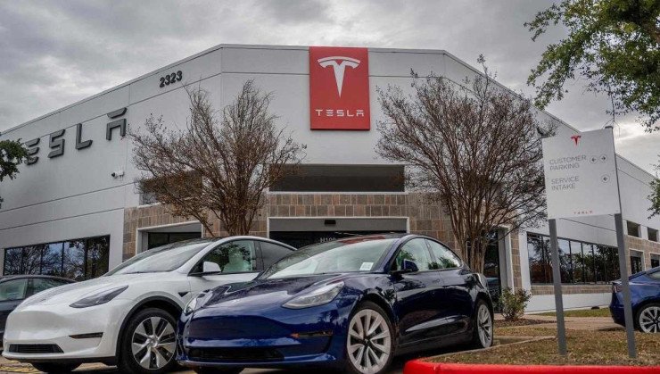 Veículos Tesla são visto em uma concessionária da própria montadora.