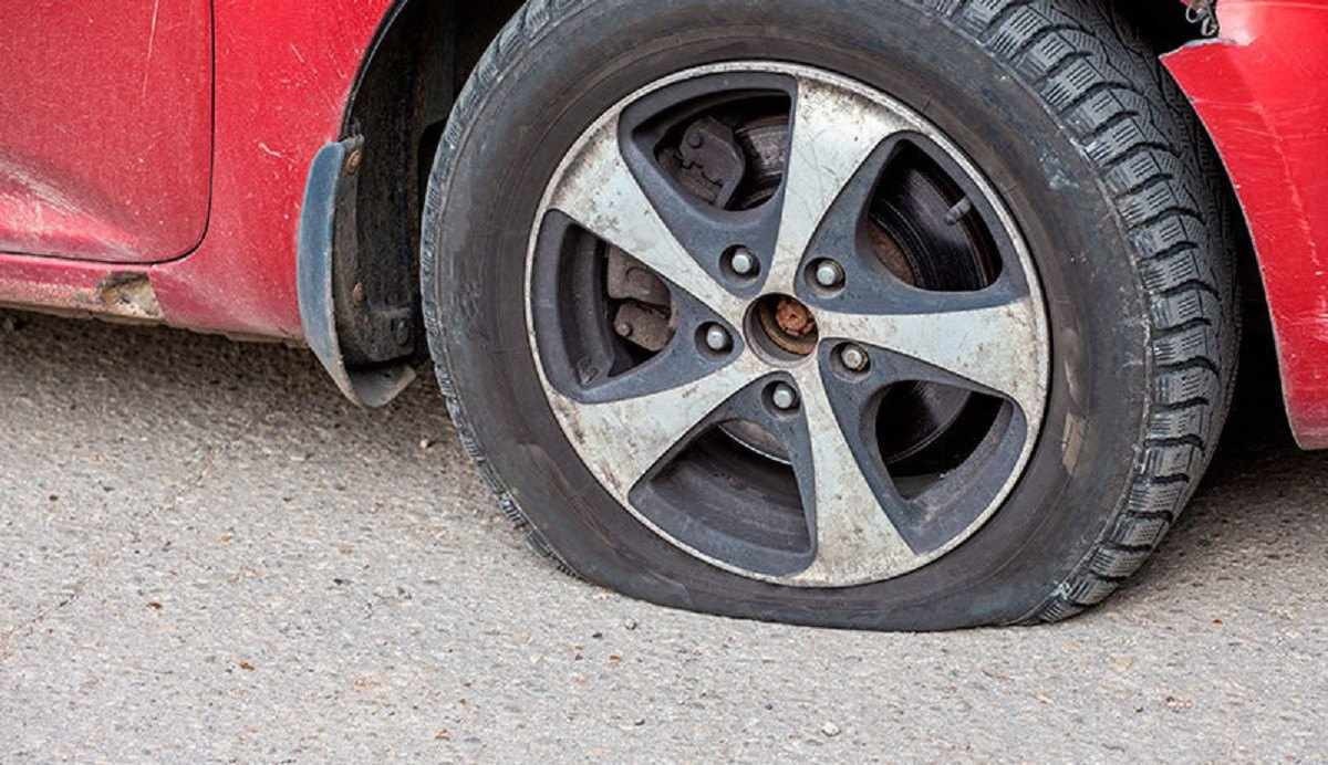 Cinco sinais que indicam que o pneu do seu carro pode estar furado