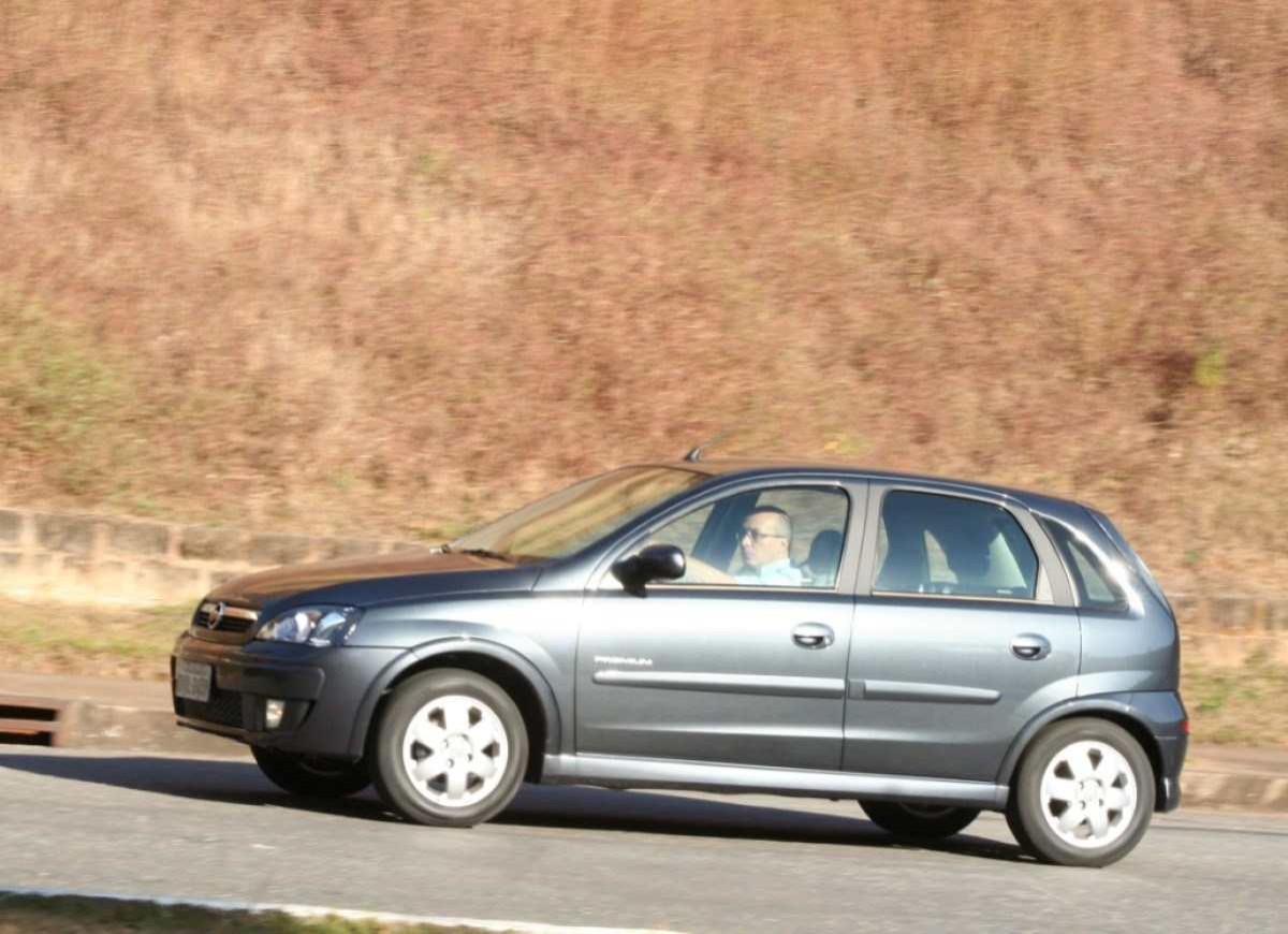 Chevrolet Corsa Premium 1.4 Econoflex cinza de lateral em movimento no asfalto