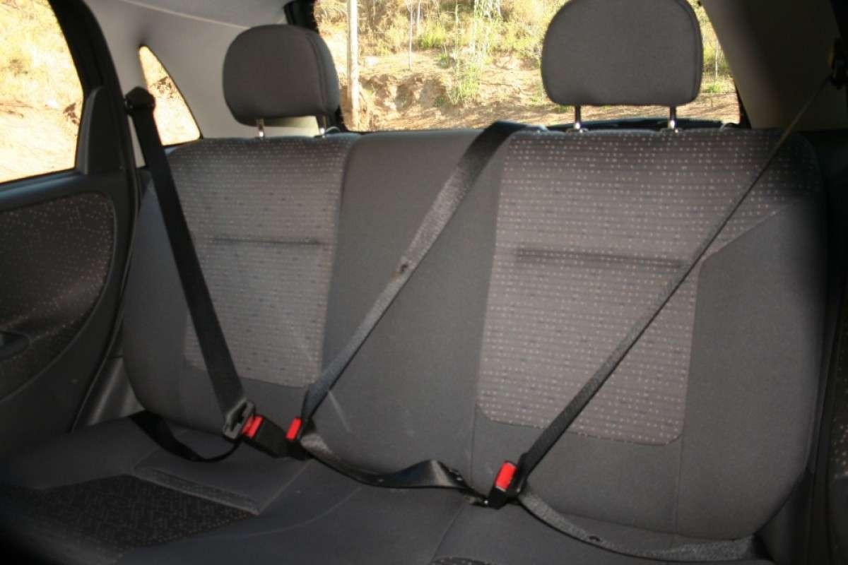 Chevrolet Corsa Premium 1.4 Econoflex cinza interior banco traseiro estático no asfalto