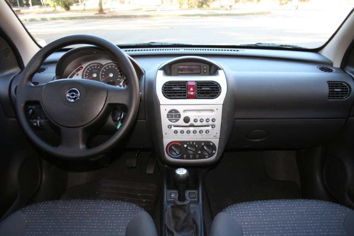 Chevrolet Corsa Premium 1.4 Econoflex cinza interior painel e bancos estático no asfalto