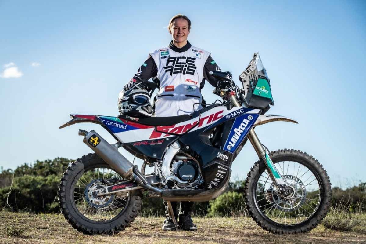 Fantic marca italiana vai disputar o Dakar 2024 com a pilota britânica Jane Daniels.jpg