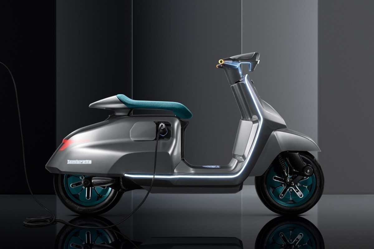 Lambretta Elletra scooter elétrico azul e cinza de lado no estúdio.jpg