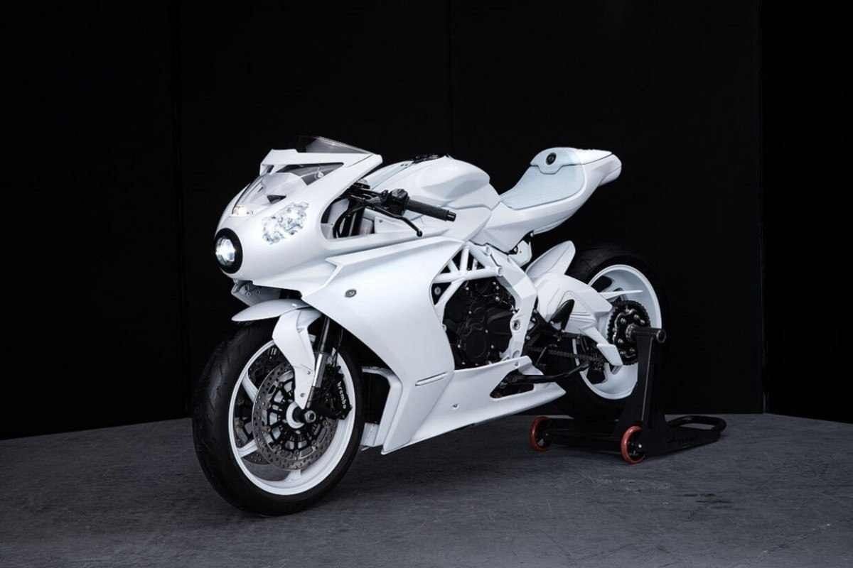 MV Agusta Superveloce 800 branca de frente no estúdio buracos na carenagem como obra de arte.jpg