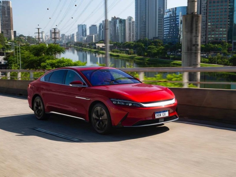 BYD HAN EV 2022 sedan elétrico vermelho de frente em movimento no asfalto