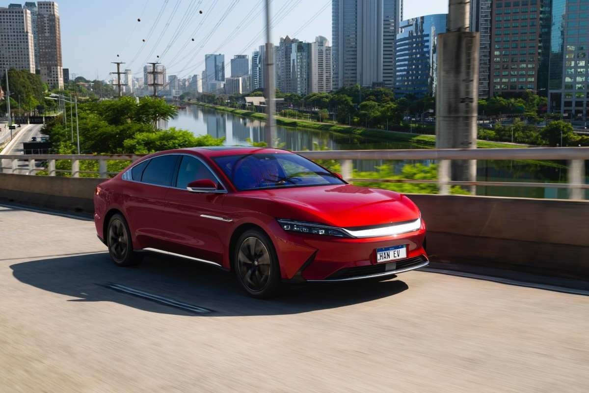 BYD HAN EV 2022 sedan elétrico vermelho de frente em movimento no asfalto
