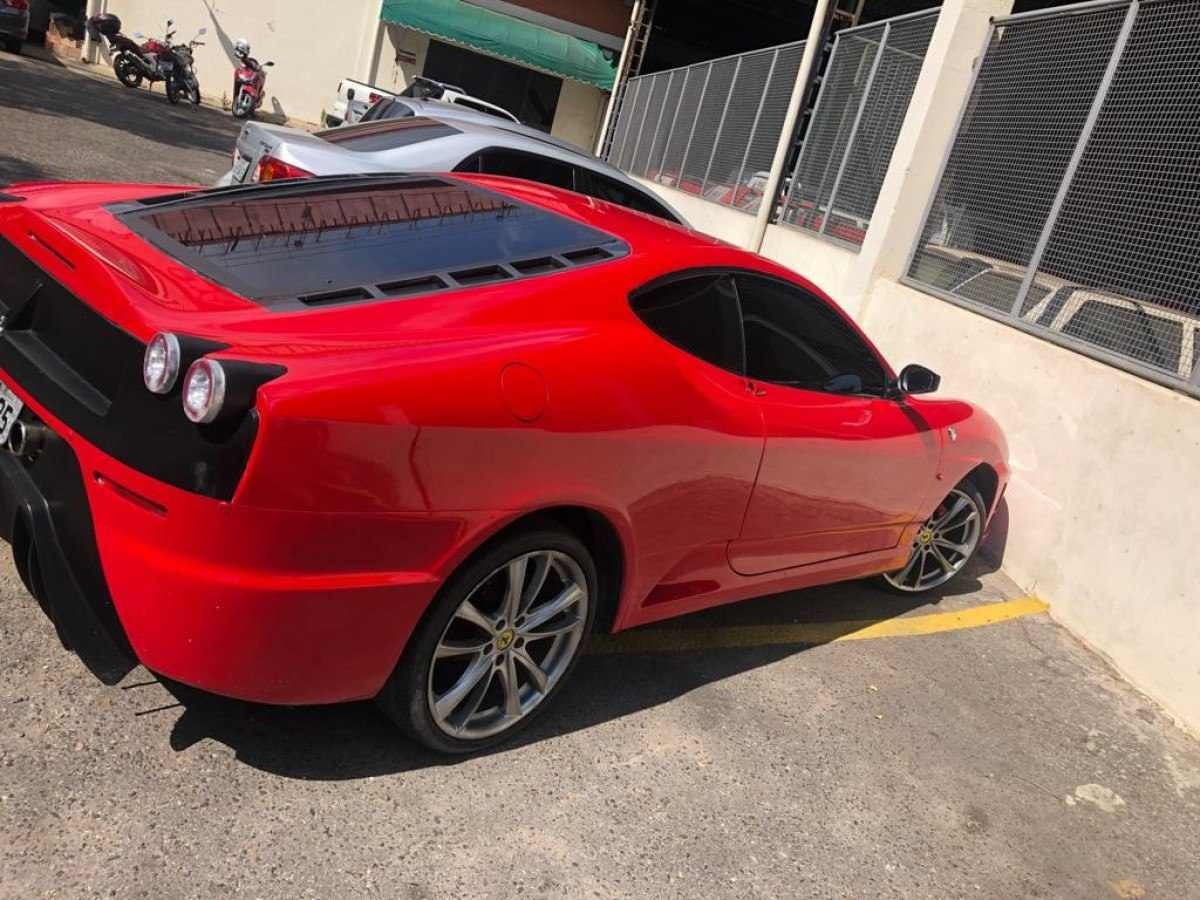 Réplica de Ferrari está estacionada em pátio da Polícia Civil de Minas Gerais.