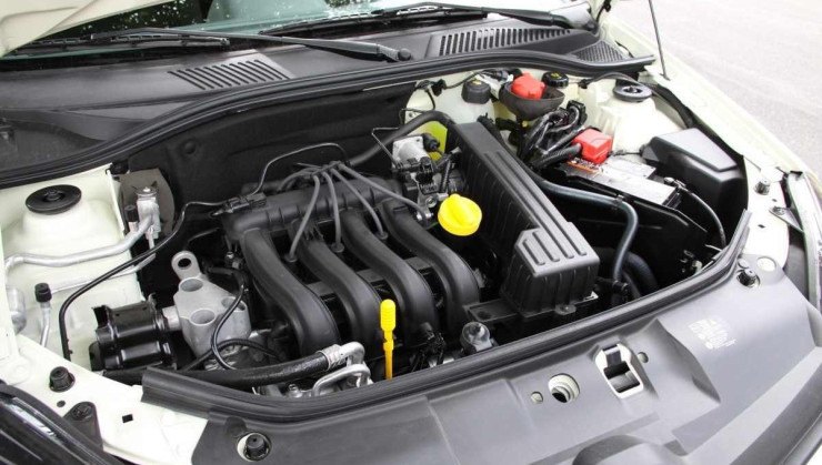 Renault Clio 1.0 16V modelo 2013 branco cofre do motor est&aacute;tico no asfalto