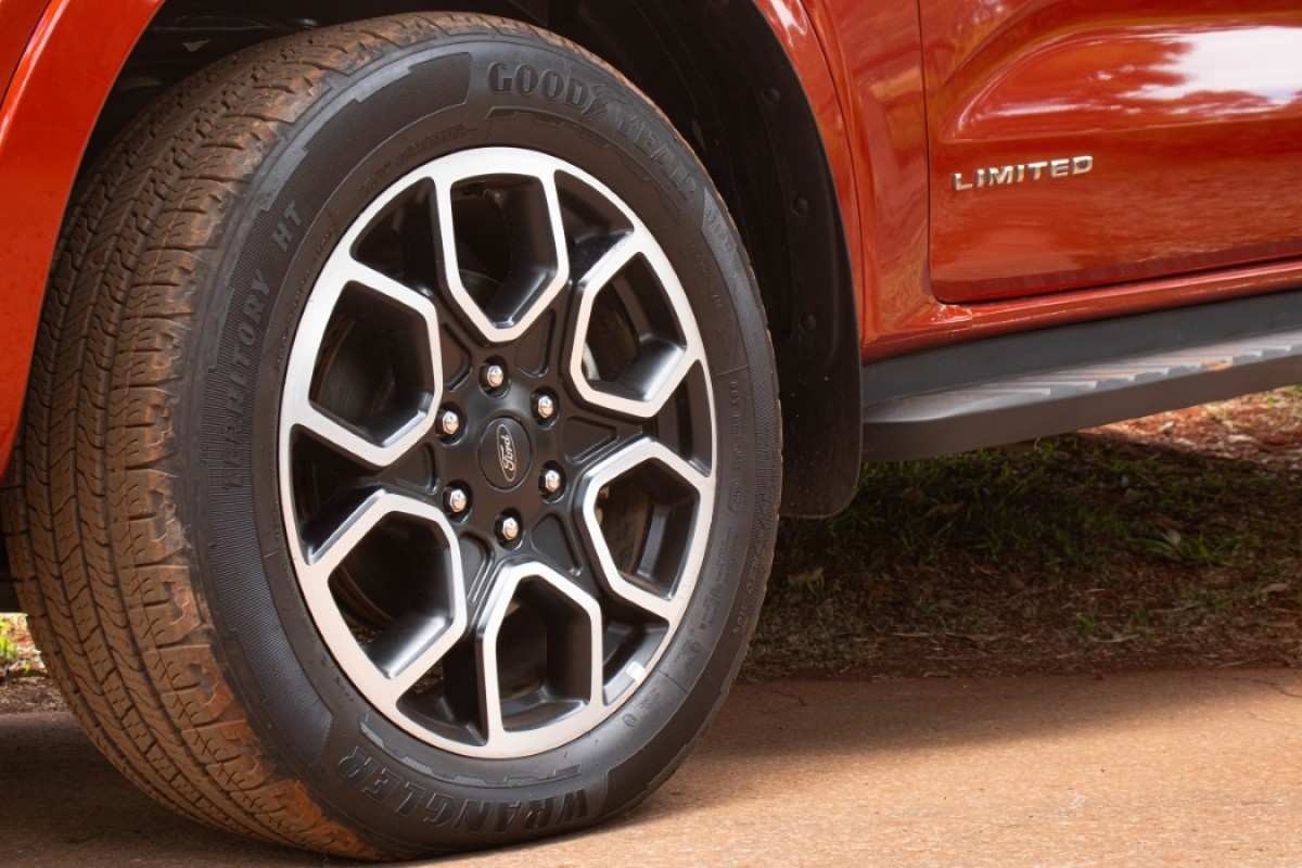 Ford Ranger 3.0 V6 Limited modelo 2024 vermelha roda de liga leve 20 polegadas no asfalto e na terra