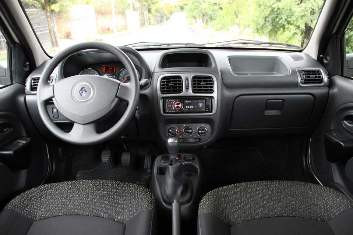 Renault Clio 1.0 16V modelo 2013 branco interior painel e bancos dianteiros estático no asfalto