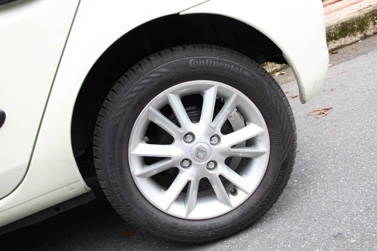 Renault Clio 1.0 16V modelo 2013 branco roda  14 polegadas estático no asfalto