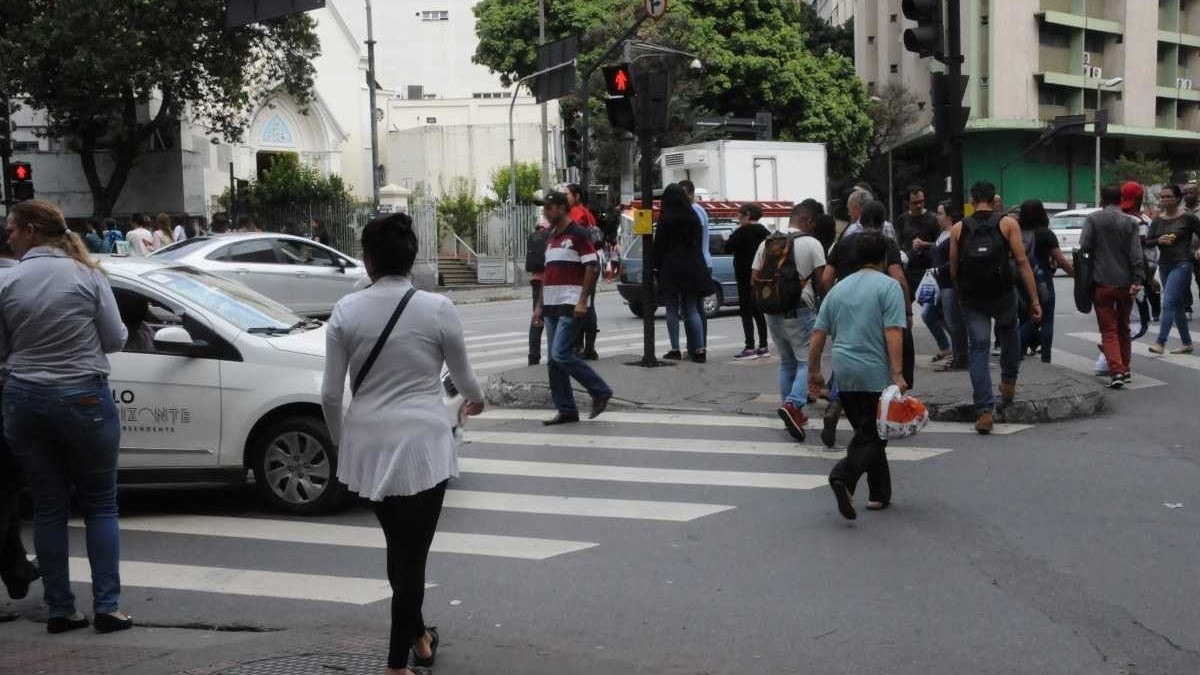 Mesmo com sinalização, carros e pedestres não se entendem