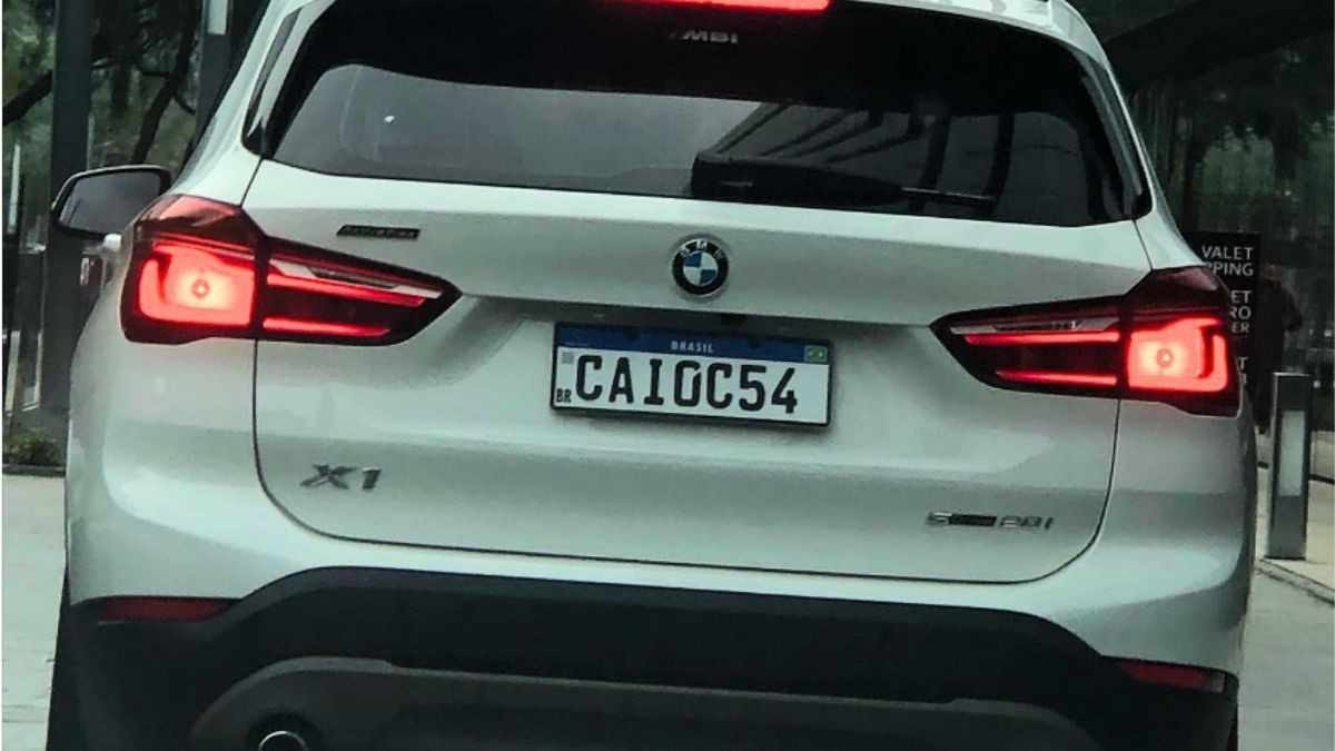 Placa Mercosul na traseira de um BMW X1