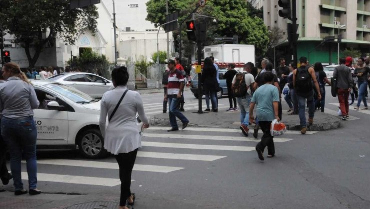 Mesmo com sinalização, carros e pedestres não se entendem -  (crédito: Paulo Filgueiras/EM/D.A Press)