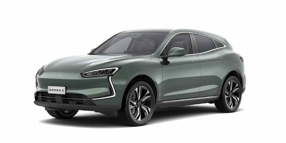 Seres 5 BEV SUV elétrico chinês verde modelo 2024 estático no estúdio