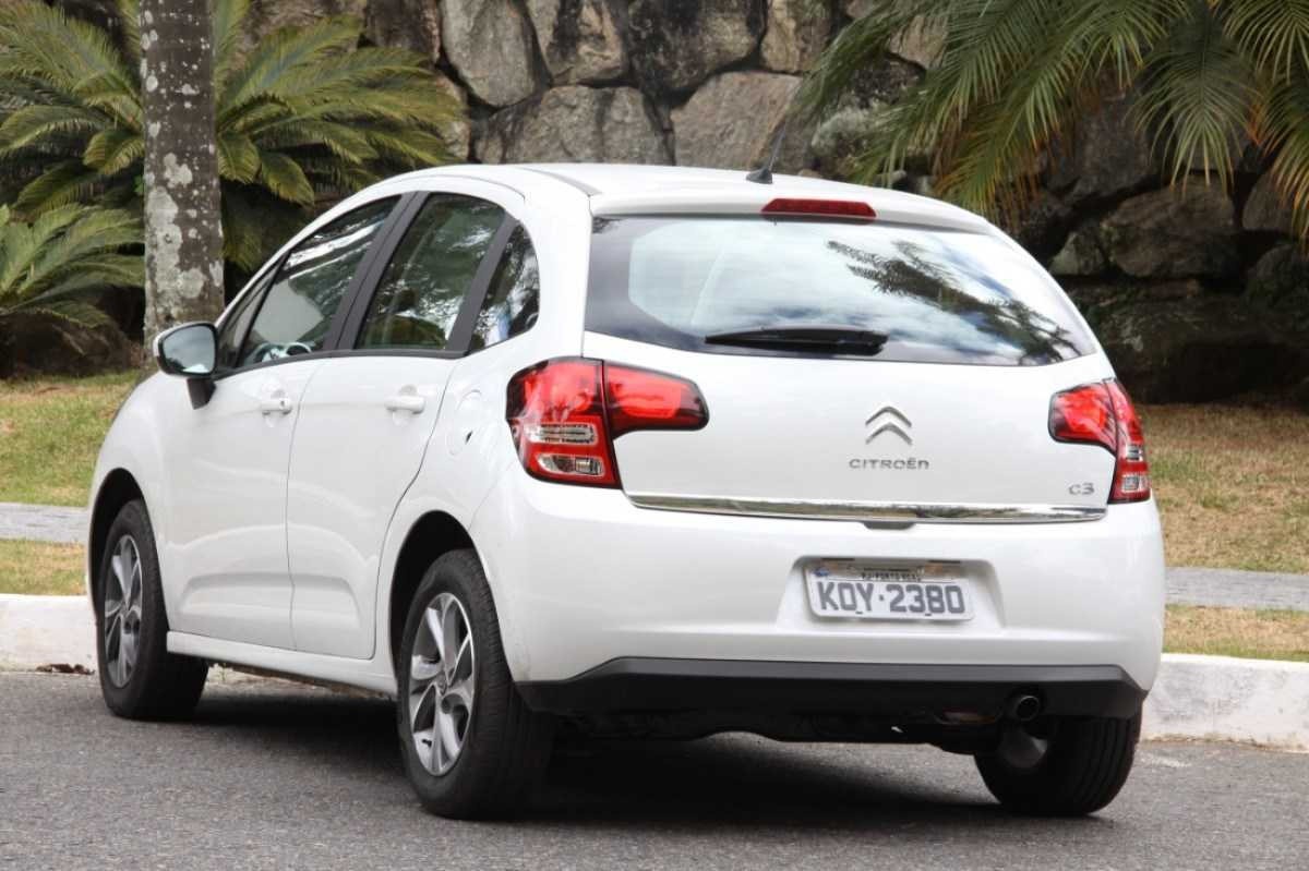 Citroën C3 1.5 Tendance modelo 2013 branco de traseira estático no asfalto