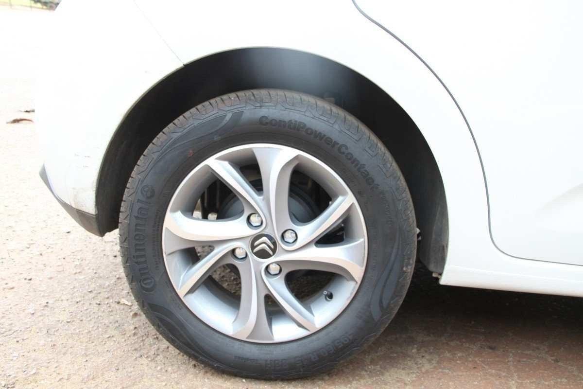 Citroën C3 1.5 Tendance modelo 2013 branco roda de liga leve 15 polegadas estático no asfalto