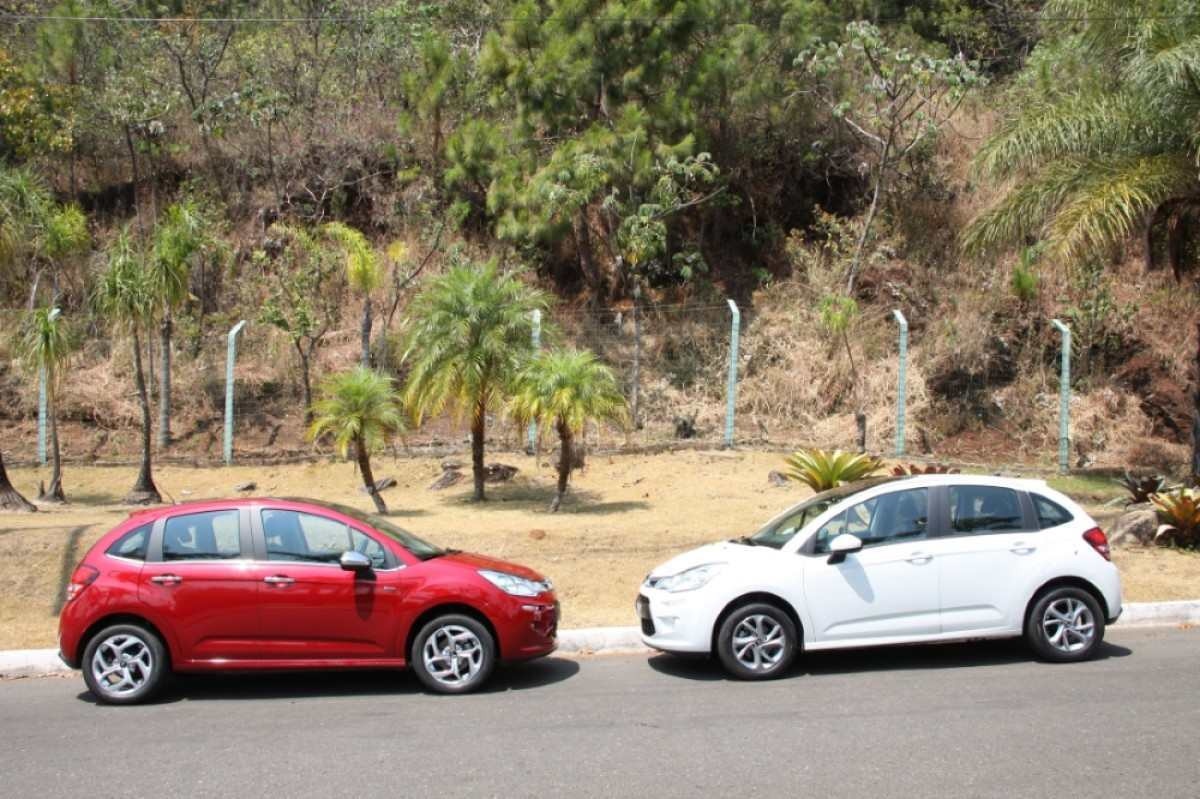 Citroën C3 1.5 Tendance vermelho e Citroën C3 1.6 Exclusive branco ambos de lateral estáticos no asfalto
