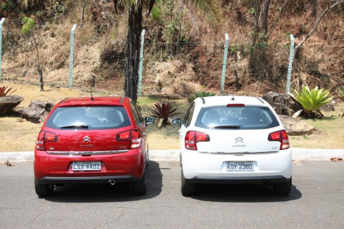 Citroën C3 1.5 Tendance vermelho e Citroën C3 1.6 Exclusive branco ambos de traseira estáticos no asfalto