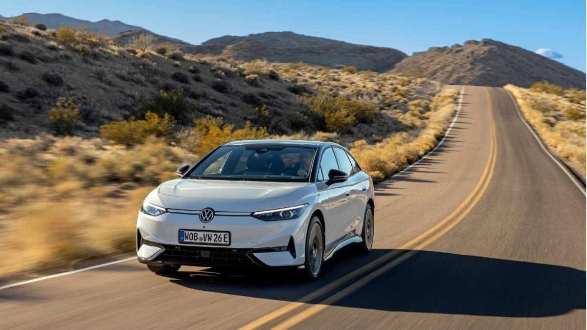 Carro elétrico  ID.5 da Volkswagen, branco, de frente, em movimento em estrada 