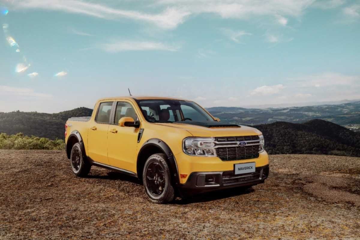 Ford Maverick Lariat FX4 amarela de frente estática na terra