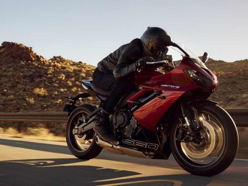 A Triumph Daytona 660 tem o mesmo motor de três cilindros em linha e outros componentes da aventureira Tiger Sport 660 e da naked Trident 660