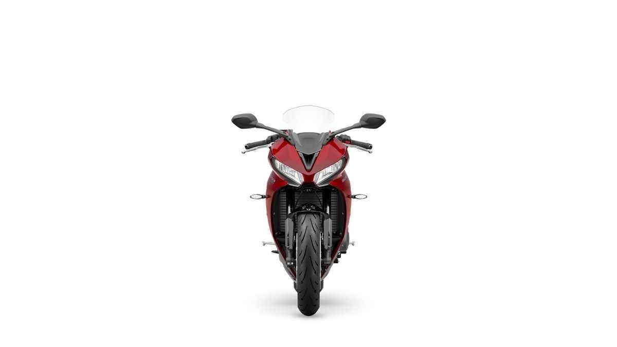 Triumph Daytona 660 modelo 2025 vermelha de frente chapada estática no estúdio