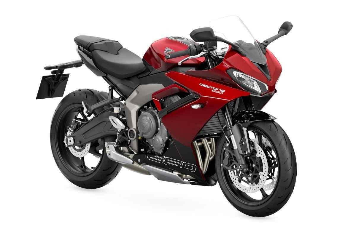 Triumph Daytona 660 modelo 2025 vermelha de frente estática no estúdio