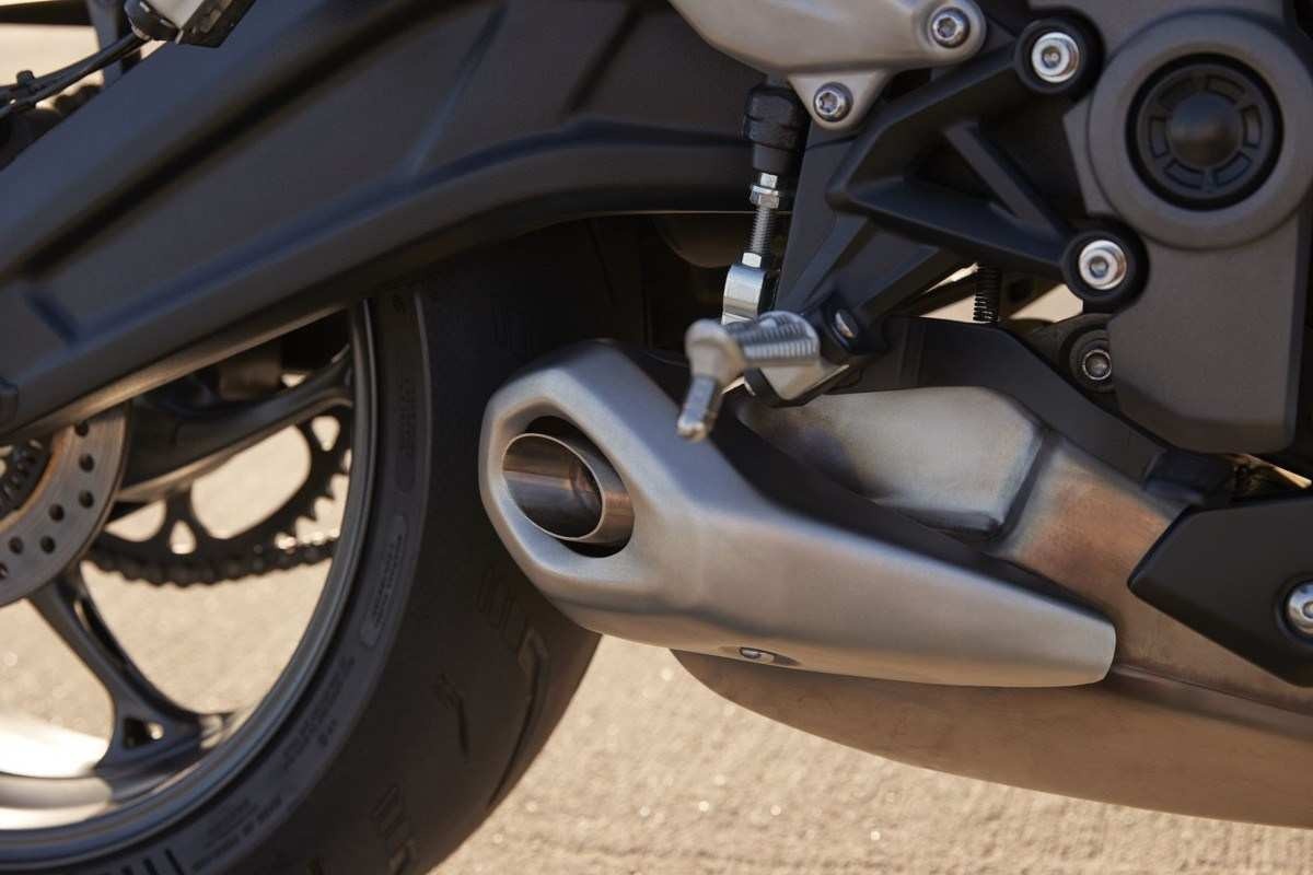 Triumph Daytona 660 modelo 2025 vermelha detalhe do escapamento estática na rua