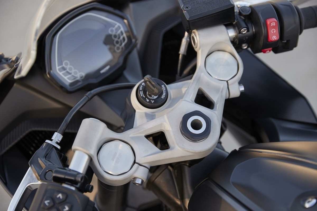 Triumph Daytona 660 modelo 2025 vermelha detalhe painel e guidão estática no estúdio