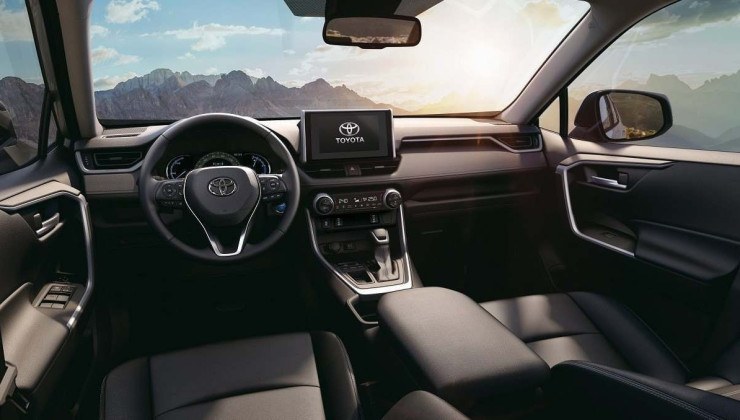 Interior da Toyota RAV4, ao fundo há o céu com montanha ao fundo