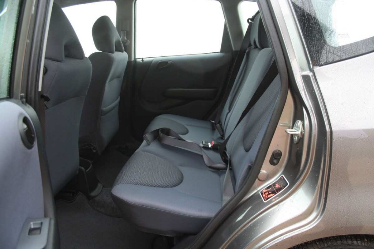 Honda Fit 1.4 flex modelo 2007 cinza interior banco traseiro estático no calçamento