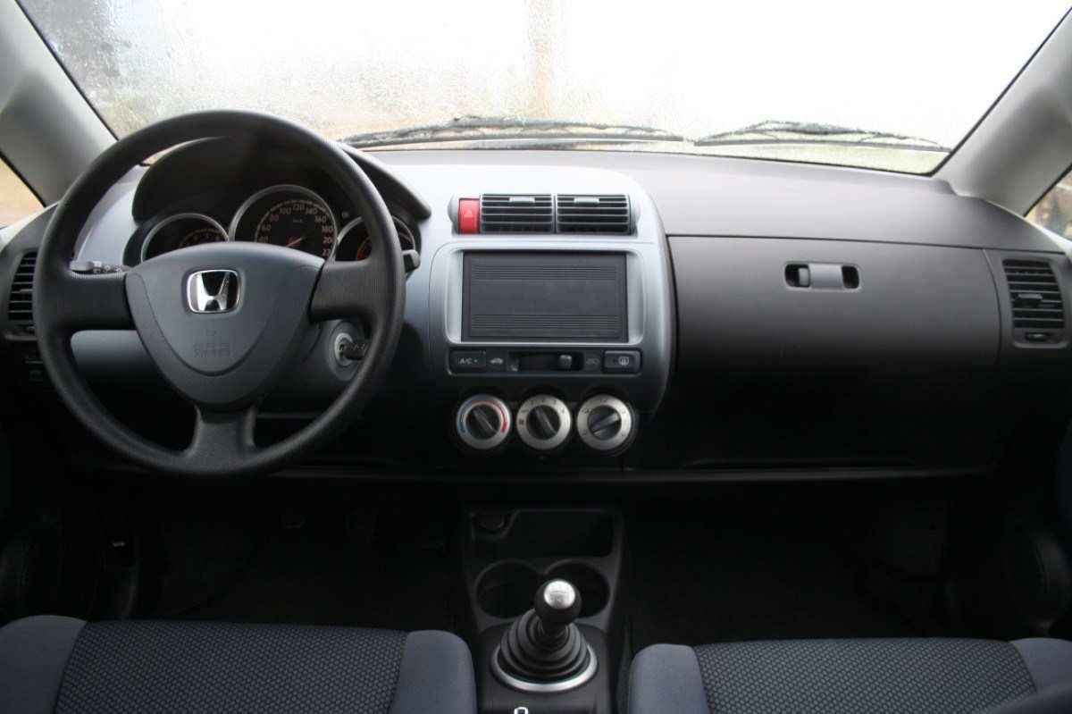 Honda Fit 1.4 flex modelo 2007 cinza interior painel e bancos dianteiros estático no calçamento