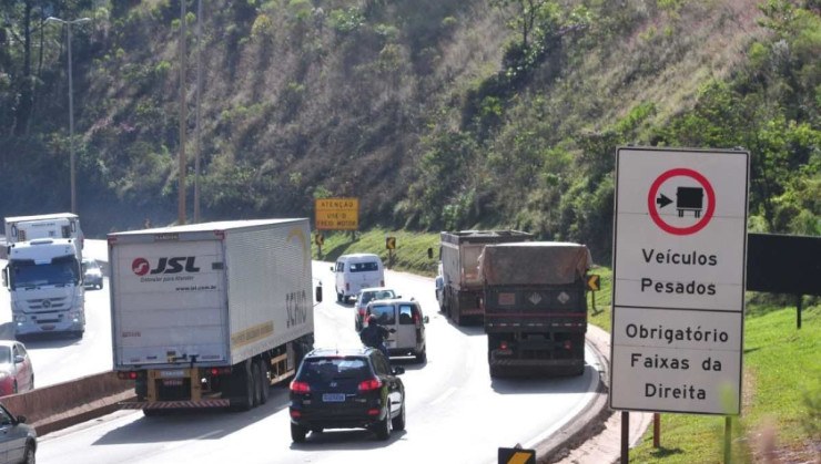 Nas rodovias é comum ver veículos pesados bloqueando a faixa da esquerda, tumultuando o tráfego