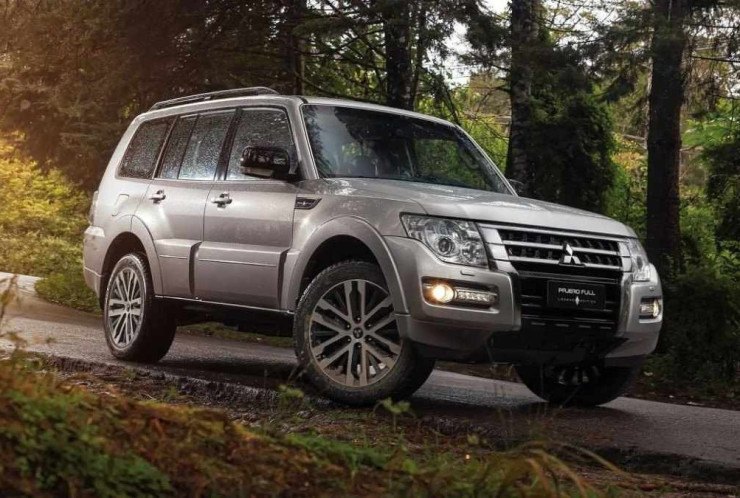 Pajero Full 2021 s&eacute;rie especial Legend Edition cinza de frente  estacionado em estrada asfaltada e arborizada
