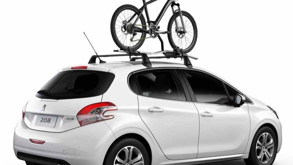 Bicicleta colocada na parte do cima do carro