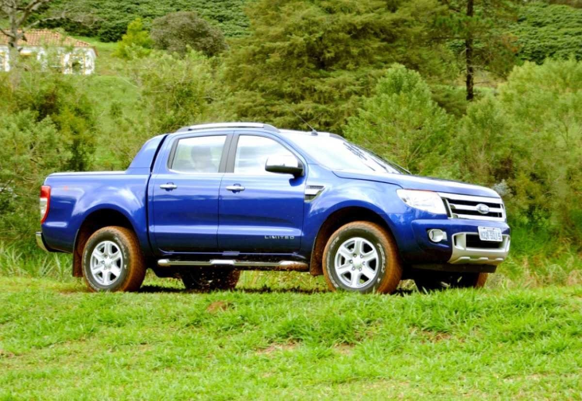 Ford Ranger Limited 4x4 modelo 2015 azul de lateral em movimento na grama