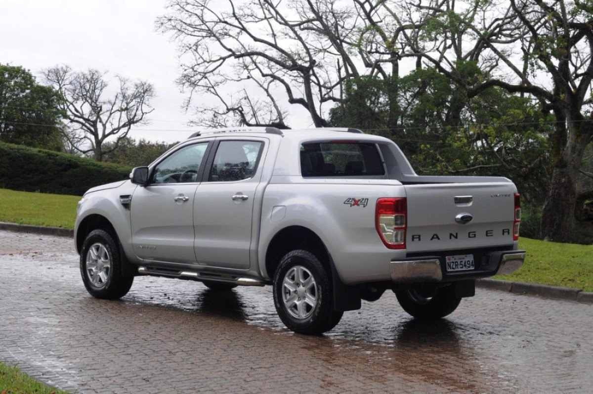 Ford Ranger Limited 4x4 modelo 2015 branca de traseira estática no calçamento