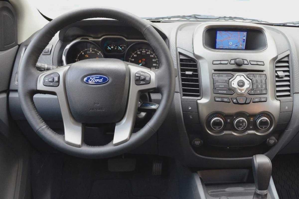 Ford Ranger Limited 4x4 modelo 2015 branca interior painele volante estática no estúdioI