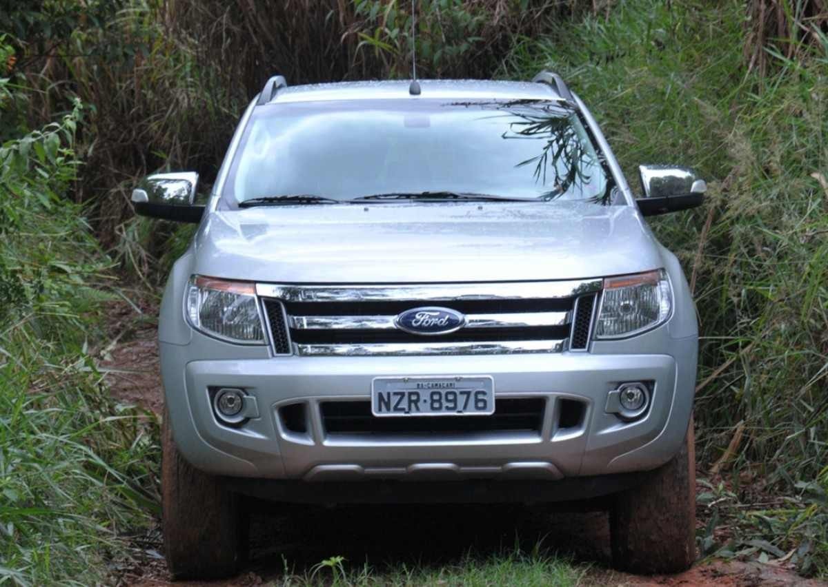 Ford Ranger Limited 4x4 modelo 2015 prata de frente chapada em movimento na terra