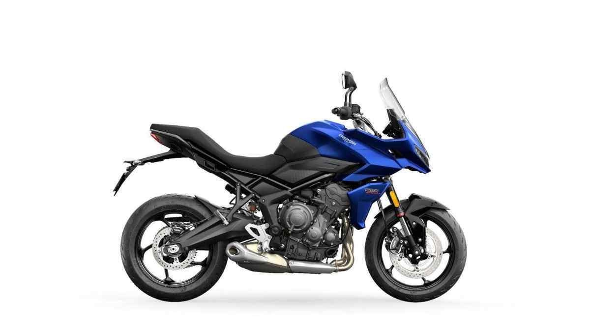 Triumph Tiger Sport 600 azul e preto de lateral no estúdio