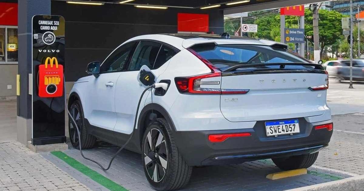 Volvo C40 em um carregador da parceria feita com o McDonalds